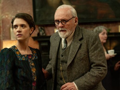 01_FREUD_JENSEITSDESGLAUBENS_AnthonyHopkins_LivLisaFries_c_XVerleih_SabrinaLantos