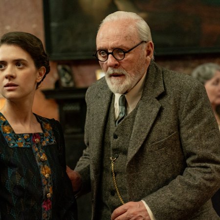 01_FREUD_JENSEITSDESGLAUBENS_AnthonyHopkins_LivLisaFries_c_XVerleih_SabrinaLantos