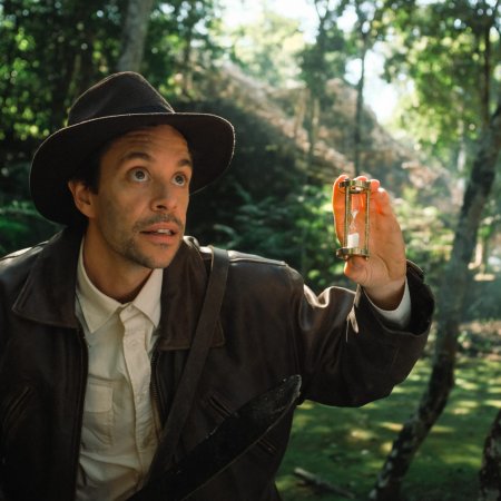 01_Tobi_Krell_im_mexikanischen_Dschungel_vor_einer_Maya-Pyramide_CHECKER-TOBI_3_c_megaherz-gmbh