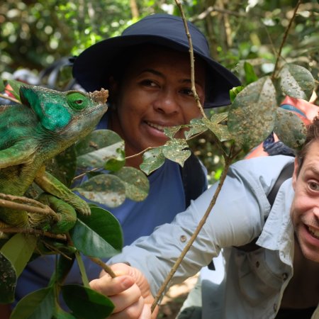 11_Tobi_Krell_Hanitra_Rakotonirina_mit_Chamaeleon_CHECKER-TOBI_3_c_megaherz-gmbh