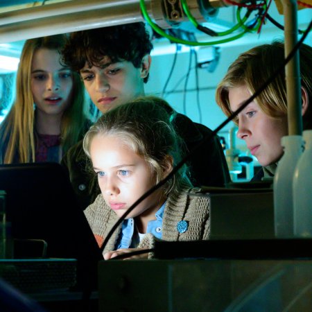 Bild 67 - Alice (Emilia Flint), Tarun (Casper Fischer-Ortmann), Clarissa (Charlotte Martz), Jonny (Leander Burat)