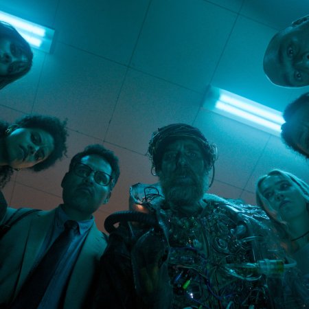 v.l.n.r.: Juno Temple, Zazie Beetz, Michael Peña, Sam Rockwell, Hayley Lu Richardson, Georgia Goodman und Asim Chaudhry in GOOD LUCK, HAVE FUN, DON'T DIE.