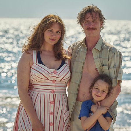 Der von Tobis Filmproduktion München GmbH produzierte Kinofilm „„Lügen über meine Mutter“.
Cornelia (Rosalie Thomass), Ela (Elise Lindner), Werner (Golo Euler).
