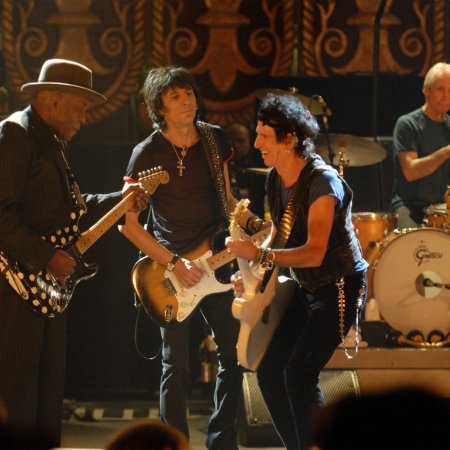 Ronnie Wood und Keith Richards mit Bühnengast Buddy Guy (links)