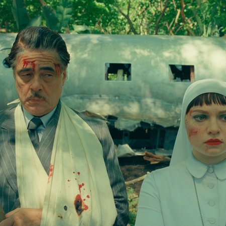 (L to R) Benicio Del Toro as Zsa-Zsa Korda and Mia Threapleton as Liesl in director Wes Anderson's THE PHOENICIAN SCHEME, a Focus Features release. 
Credit: Courtesy of TPS Productions/Focus Features © 2025 All Rights Reserved.